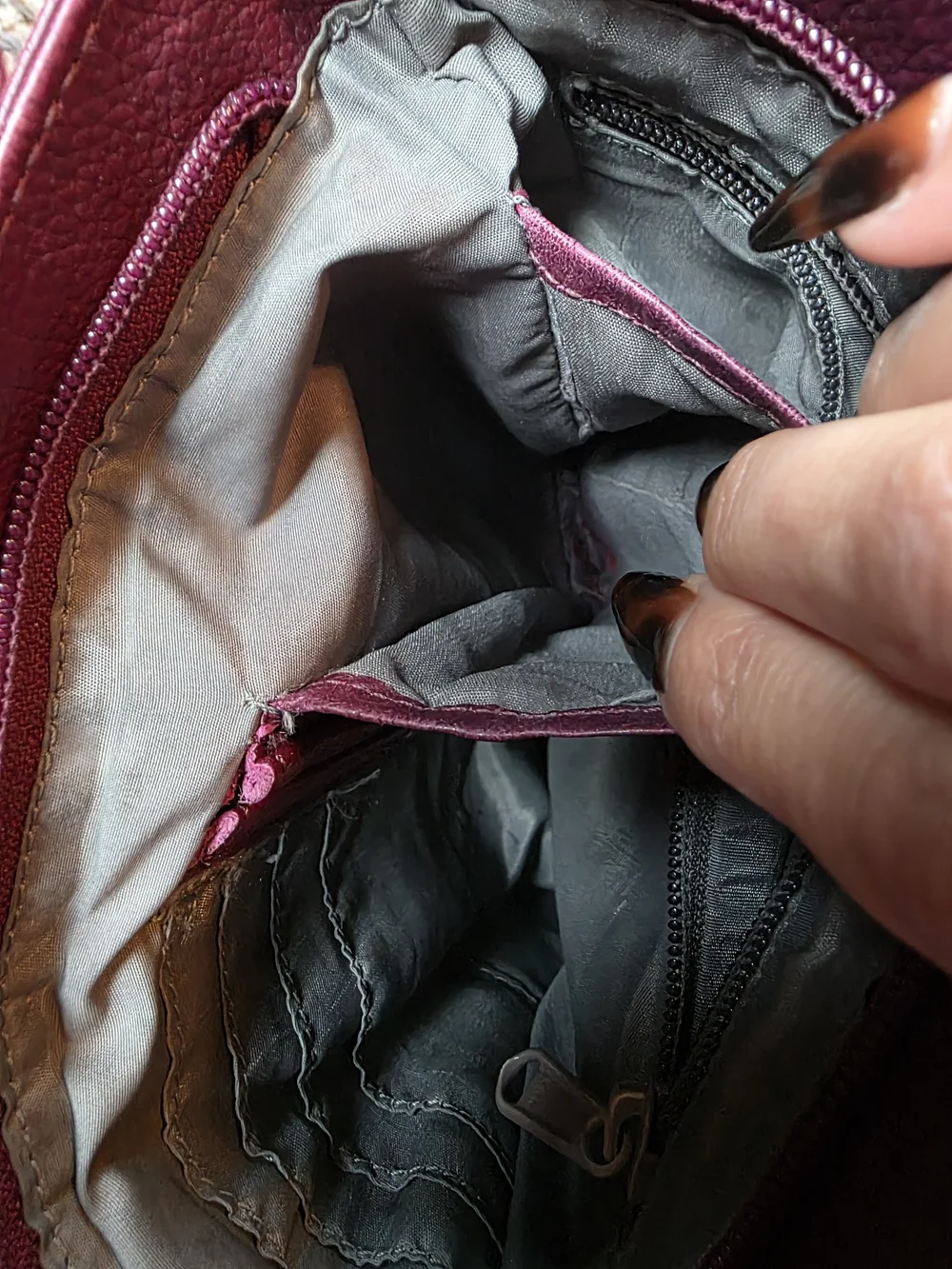 Leder Buck Women's Genuine Leather Crossbody Bag in Burgundy